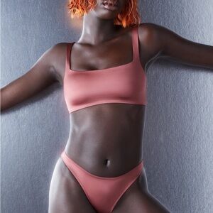 NWT SKIMS STRETCH SATIN
SQUARE NECK BRA in BERRY sz XS‎